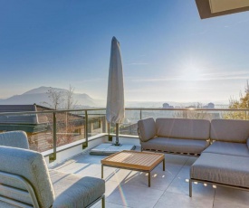 Serenity - 3 bedroom top floor apartment parking & lake view terrace