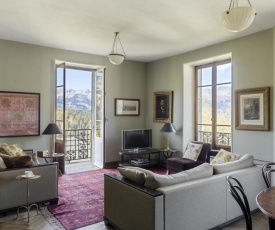 Luxury 2 bed apartment, central location with mountain views