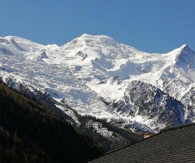 Studio with balcony, Mt Blanc view, parking, center of Chamonix